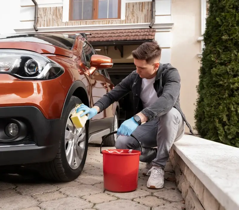 Lavage auto à domicile Villeneuve-d'Entraunes : professionnel intervenant sur un véhicule